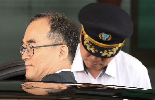 대검청사 나서는 문무일      (서울=연합뉴스) 이정훈 기자 = 문무일 검찰총장이 16일 오후 서울 서초구 대검청사를 나서고 있다.      문재인 대통령은 이날 윤석열 신임 검찰총장에 대한 임명안을 재가했다. 2019.7.16      uwg806@yna.co.kr  (끝)